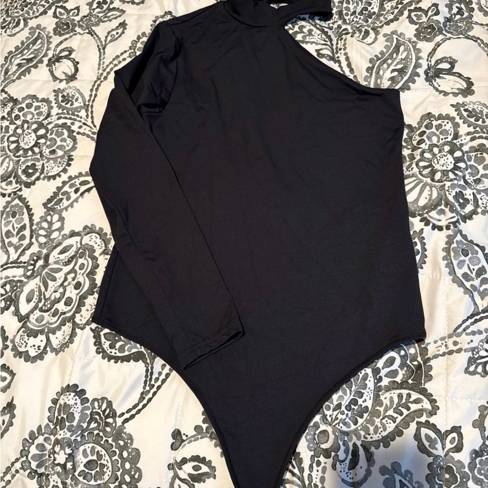 Abercrombie & Fitch Black One-Shoulder Long Sleeve Bodysuit